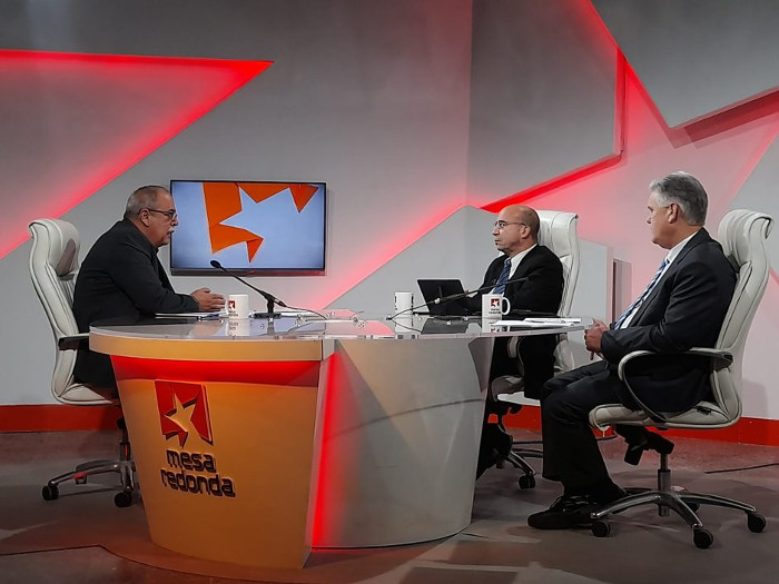 El vice primer ministro y ministro de Economía, Alejandro Gil Fernández, y el ministro de Energía y Minas, Vicente de la O Levy, comparecen este miércoles en la Mesa Redonda. Foto: Tomada de cubadebate.cu Temas de actualidad explicados por ministros cubanos (+Video)