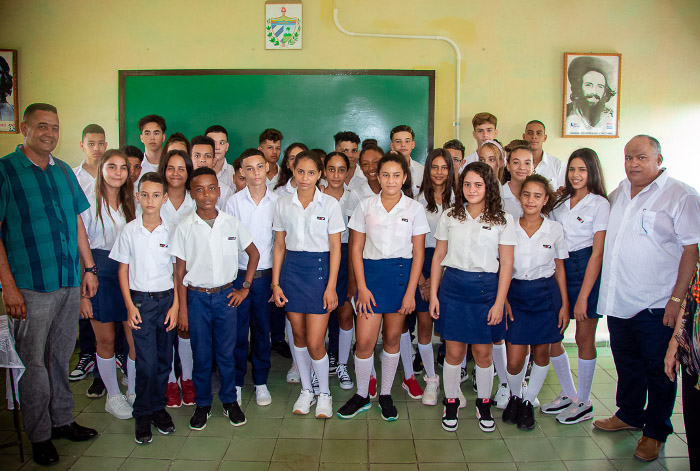 Esmeraldenses contentos por reparaciones en la escuela Abel Santamaría