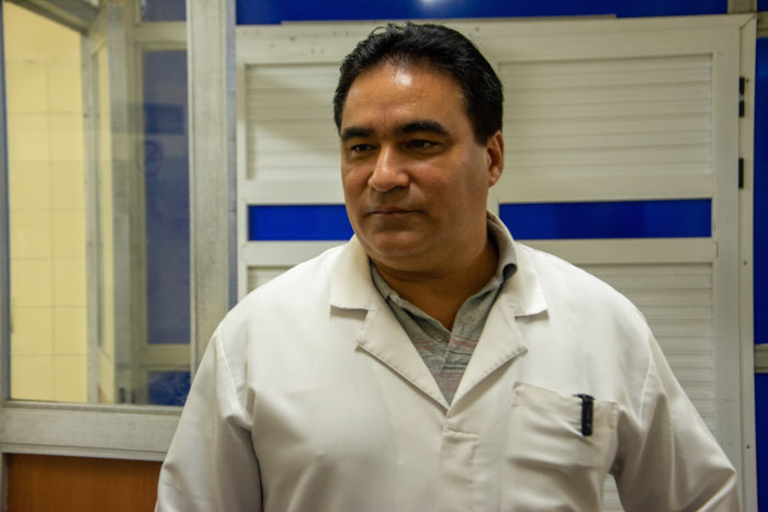 El Dr. Leandro Segura Pujal, Fundador del Cardiocentro, único especialista con que cuenta hoy la institución para realizar el implante de marcapasos y preparar a las nuevas generaciones de cardiólogos. Foto: Alejandro Rodríguez Rodríguez/Adelante