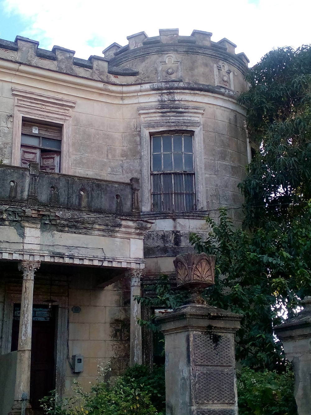 En la segunda cuadra de la Avenida hay otra edificación en la que los caseros originales escogieron en el diseño una especie de reproducción de un castillo. 