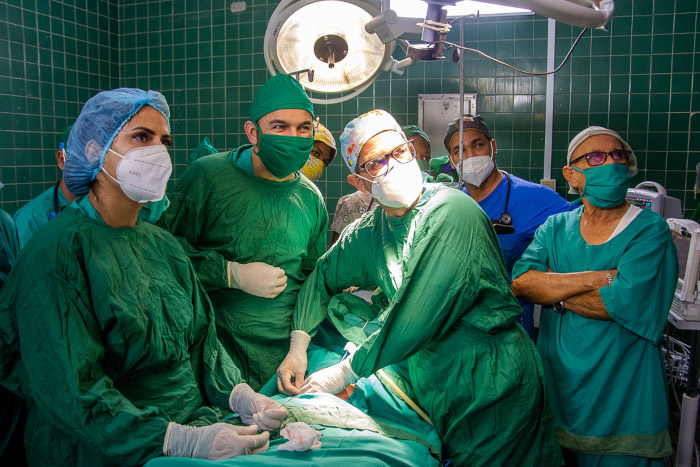Cirugía de hernia inguinal derecha e izquierda y hernia umbilical a paciente de cuatro años en un tiempo quirúrgico de 30 minutos.