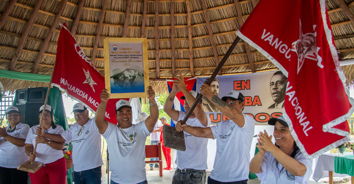 Banderas de vanguardia nacional a centros azucareros de la provincia