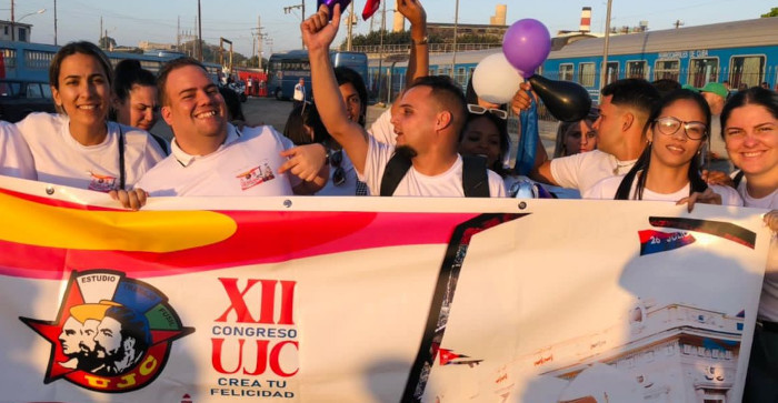 Jóvenes comunistas cubanos debate