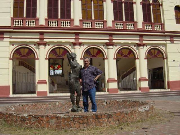 El artista camagüeyano Aisar Jalil junto a su escultura Talía cuando estaba emplazada al centro de una fuente.