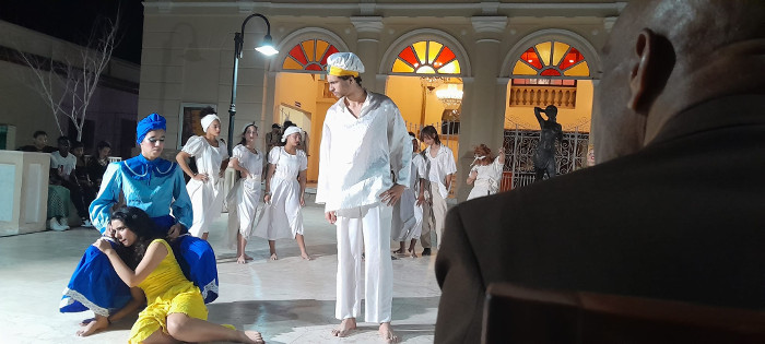 Performance Mascaradas Ashé, interpretado por estudiantes de Actuación de la Academia de las Artes Vicentina de la Torre, durante la jornada de homenaje por los 50 años de vida artística de Reinaldo Echemendía.