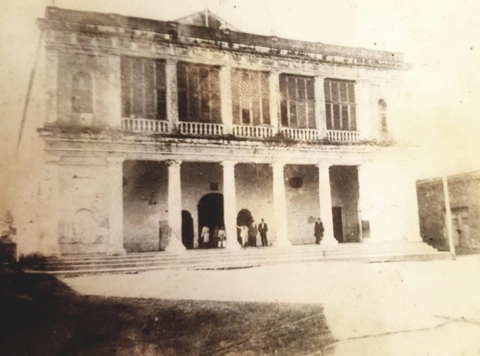 En la madrugada del 17 de mayo de 1920, un incendio destruyó en pocas horas el interior del teatro. Solo quedaron intactos sus gruesos muros exteriores.