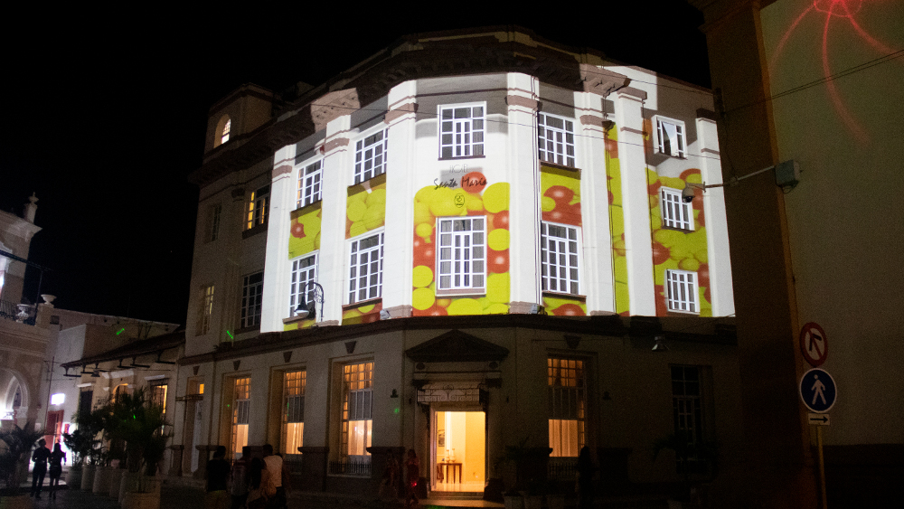 Ciudad que vivo, projected on the façade of the Hotel Encanto Santa María, city of Camagüey, February 4, 2019.