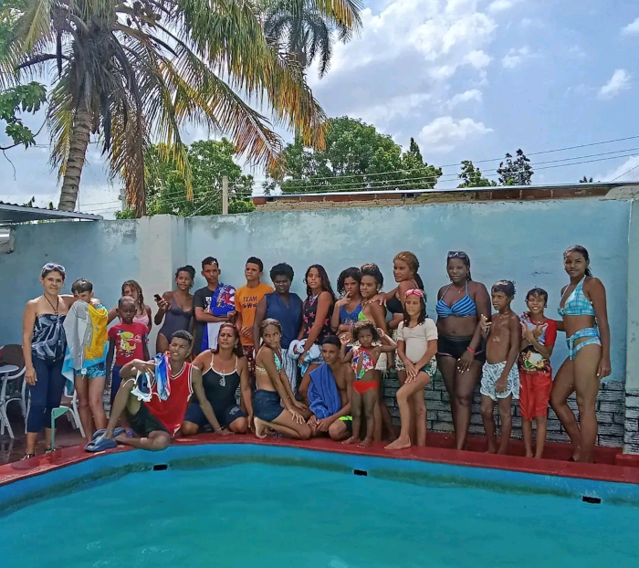 En la celebración de su cumpleaños, disfrutó de una jornada especial, primero en el Palacio de los Matrimonios y luego todos los niños esperándolo en la piscina. Foto: Tomada de cadena-agramonte.cu Joven camagüeyano agradece al Ho