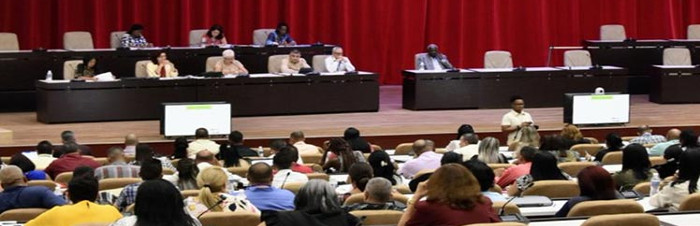 Comisión de Asuntos Económicos genera amplios debates