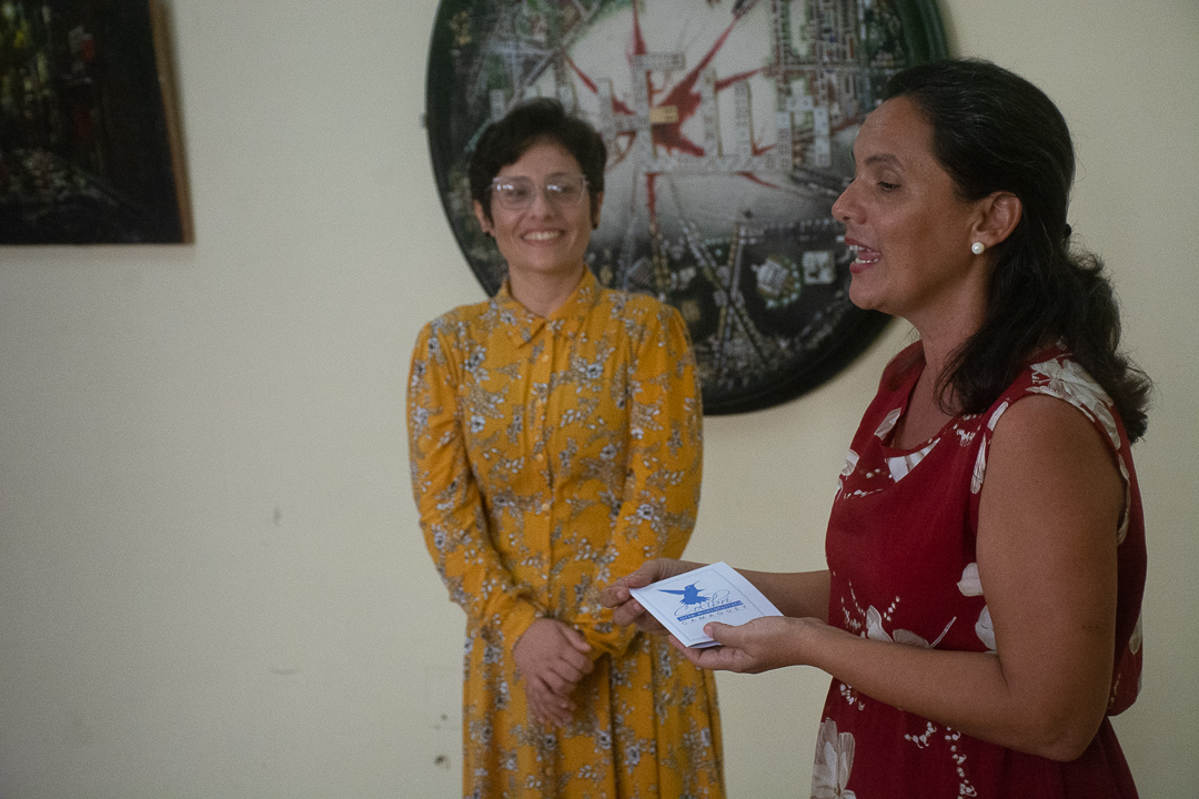 La directora del periódico, Daicar Saladrigas, fue portavoz de las postales enviadas por Nazario Salazar con arte miniaturista del proyecto Colibrí, a la periodista Olga Lilia Vilató y a la administradora Alina Rodríguez, en su paso a la jubilación.