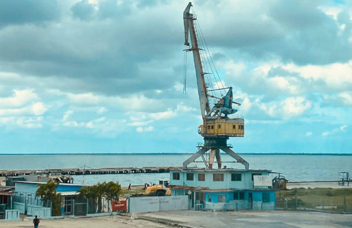 Ni un bote se ve en todo ese Puerto de Nuevitas, pero según la dictadura llegaron toneladas de arroz y chícharos, estos últimos sin congelarse