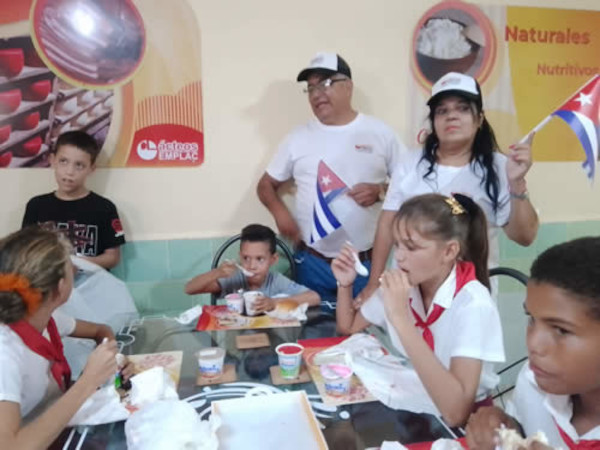 Esta casa láctea, se distinguirá por brindarle dos veces a la semana a los alumnos de diferentes escuelas, la posibilidad de disfrutar de una variedad de ofertas entre ellas yogur, helado y bocaditos. Foto: Tomada de radionuevitas.icrt.cu Nueva Casa Láctea en Nuevitas