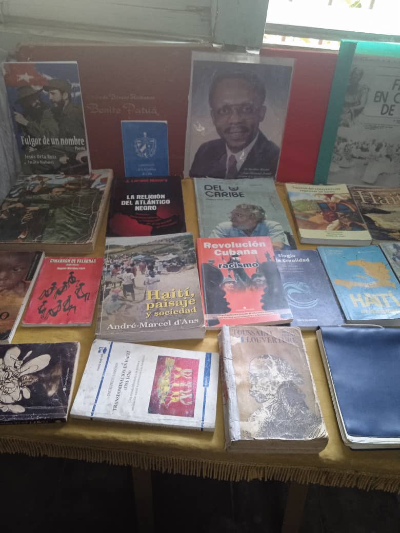 Exposición bibliográfica en la Casa de las Tradiciones Haitianas en Camagüey, localizada sita en la calle C # 47 entre 2da y 3ra, Reparto Cándido González.