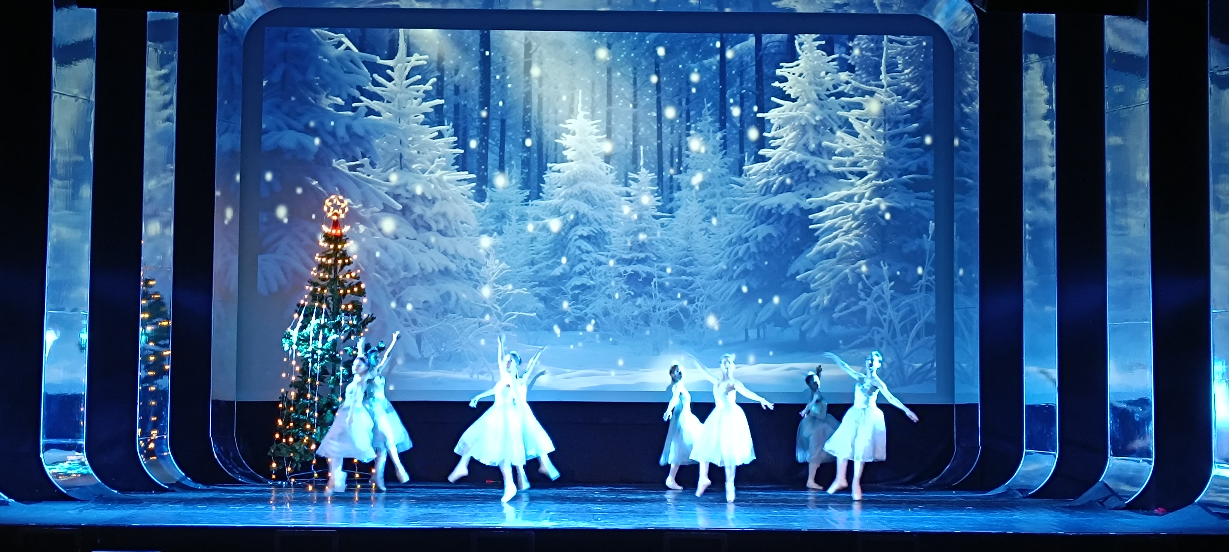 De la puesta en escena de El Cascanueces en el teatro Capitol de Gran Vía, en Madrid, que dispone de imitación de espejo, por tanto fue un reto para él.
