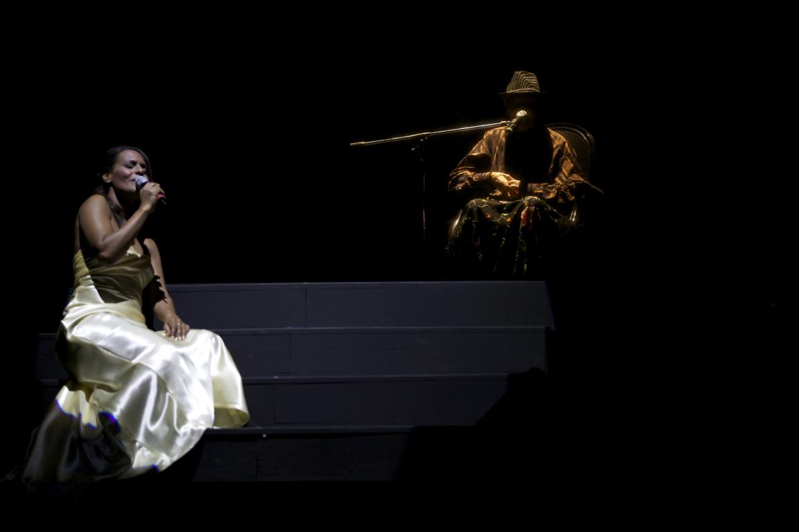 Junto a Luis Carbonell, en el concierto Joyas del tiempo, Teatro Mella, La Habana, 2013.