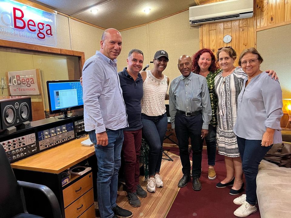 Parte del equipo en el Estudio de Grabación dBega.