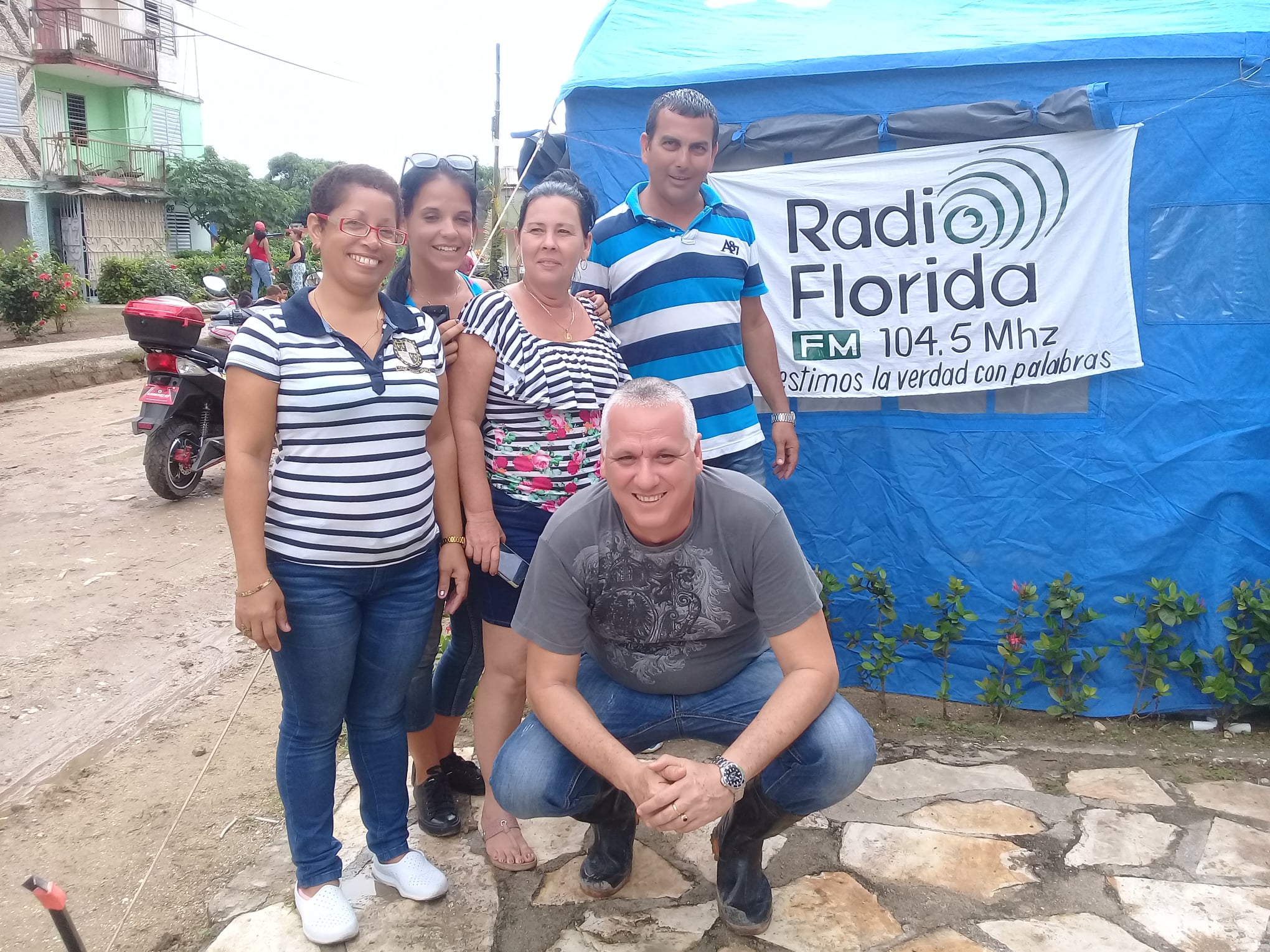 Hoy Yaneisy La Rosa Hernández , segunda de izquierda a derecha,  tiene 34 años y es la directora de Radio Florida.