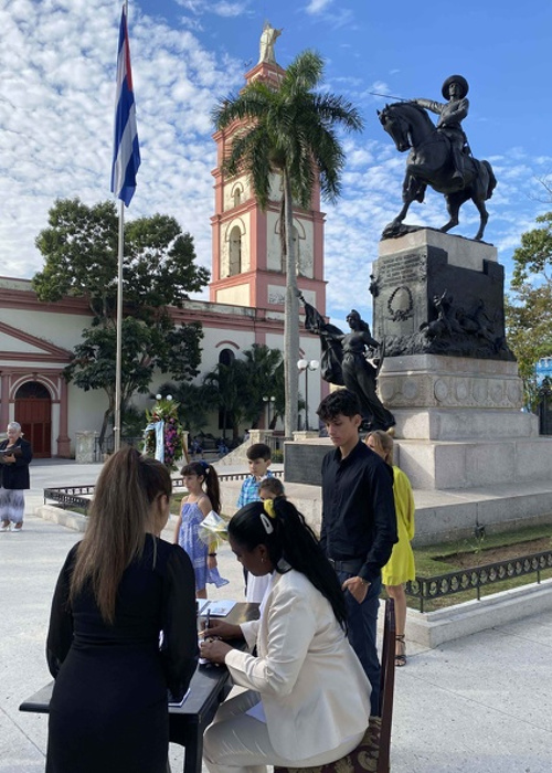 Dixamy Rodríguez Gómez, presidenta de la Asamblea Municipal del Poder Popular, durante la cancelación de sello postal por el aniversario 510 de la fundación de la Villa de Santa María del Puerto del Príncipe, en el Parque Ignacio Agramonte. Foto: Rodolfo Blanco Cué/ ACN Cancelación filatélica  aniversario 510 de la Villa