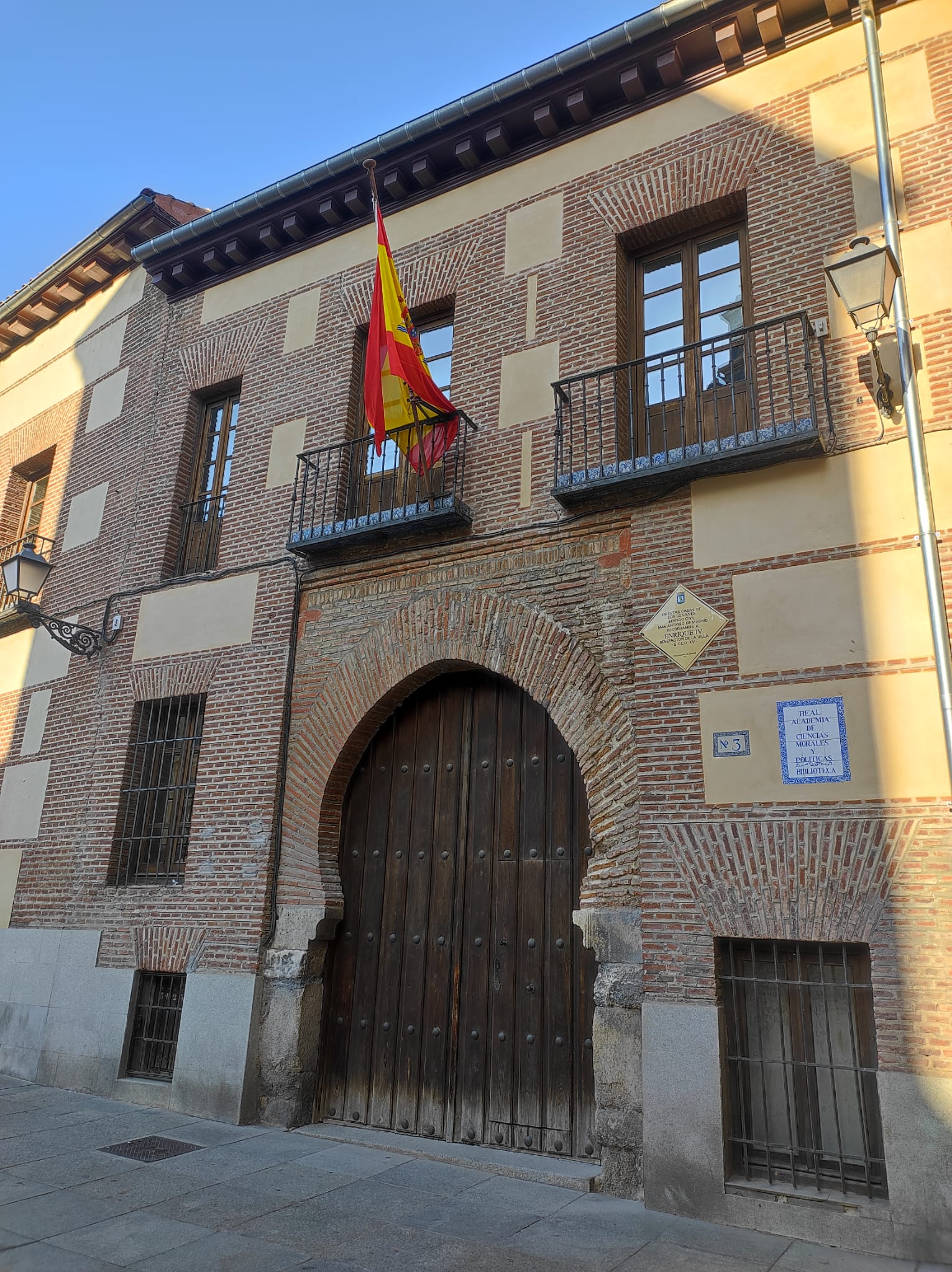 Casa antigua en la Plaza de la Villa.  