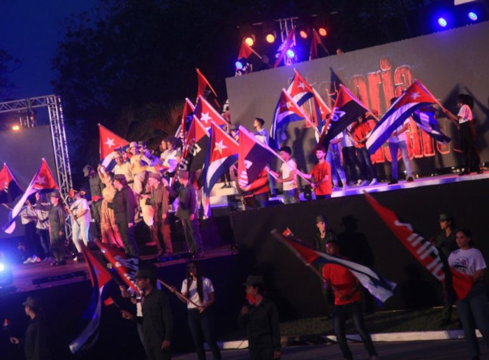 "Que siga la marcha", la icónica frase del patriota Serafín Sánchez sirvió de hilo conductor en la celebración. Foto: Tomada de cubadebate.cu Continuaremos por siempre la obra de la Revolución