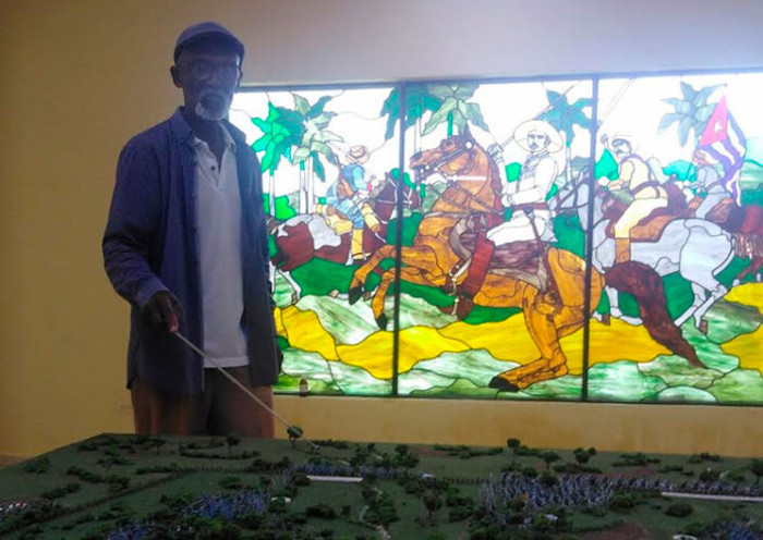 Mirciano Mejías considera que mostrar a los visitantes los detalles del último combate de Agramonte logra mantener vivo su pensamiento. Foto: Gretel Díaz Montalvo Mirciano, el apasionado historiador camagüeyano