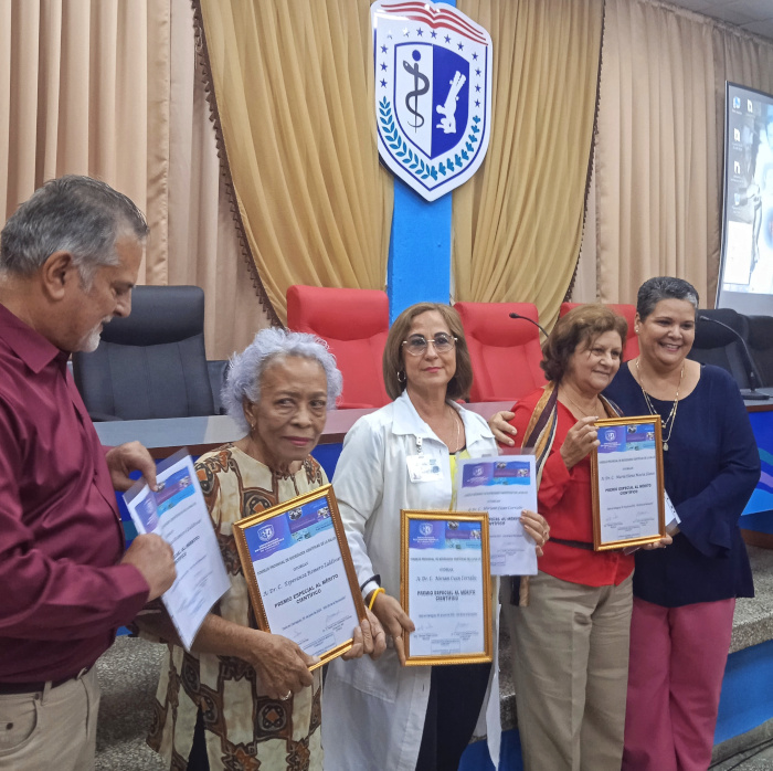 Reciben doctores premio especial al mérito  cientifico de manos de la rectora de la Universidad de Ciencias Médicas Tamara Chao Correa y el Director del CPSCS  José Luis Cadenas Freixas. Foto: De la autora Entregan premio anual de la salud en Camagüey