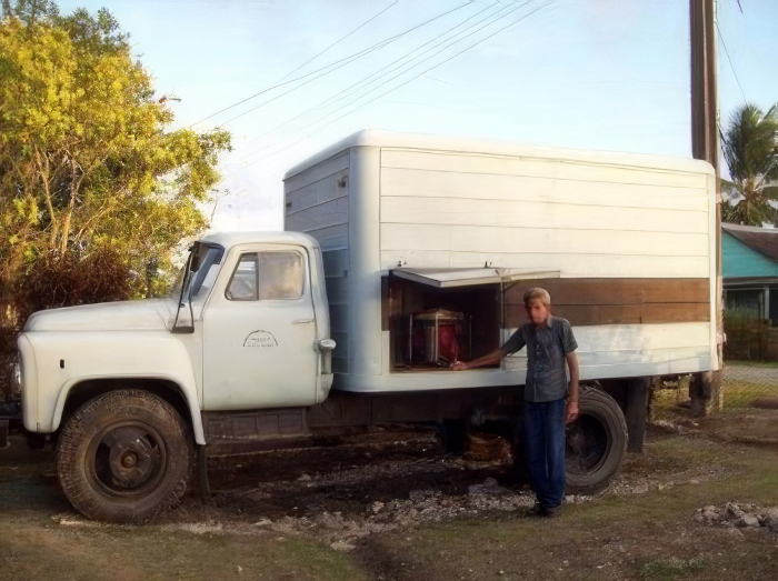 Alberto Sedeño y el último camión del cine móvil en Cuba. Fotos: Archivo Adelante y Cortesía de Armando Pérez Padrón El último camión del cine móvil rodará este verano