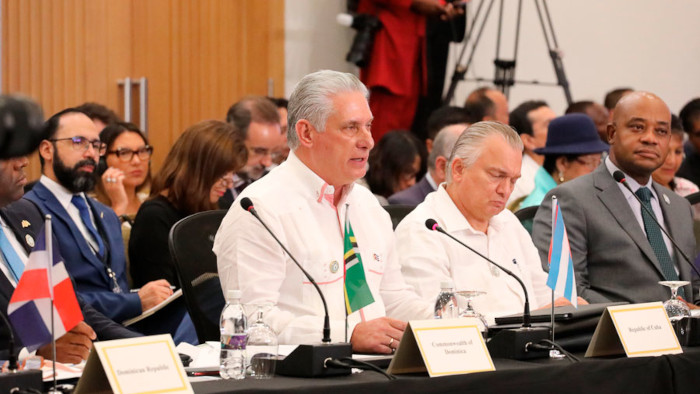 Con un efusivo llamado a honrar a los gigantes héroes de Nuestra América y ratificar que “ante las diferencias, diálogo; ante los retos, cooperación; ante la diversidad, más unidad; ante la guerra y la violencia, defendamos la paz”, el presidente de Cuba aseveró que para avanzar en la integración de América Latina y el Caribe es esencial preservar la paz. Foto: Tomada de globovision.com Legado a generaciones presentes y futuras: América Latina Zona de Paz