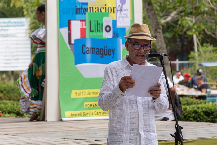 En su discurso, el año pasado evocó a Fidel Castro y las esencias de la Revolución Cubana con la campaña de alfabetización. Dijo que son “las ideas para defender la Patria y los arsenales son los libros”. Foto: Leandro Pérez Pérez/ Adelante Sergio Morales: Oficio de la palabra