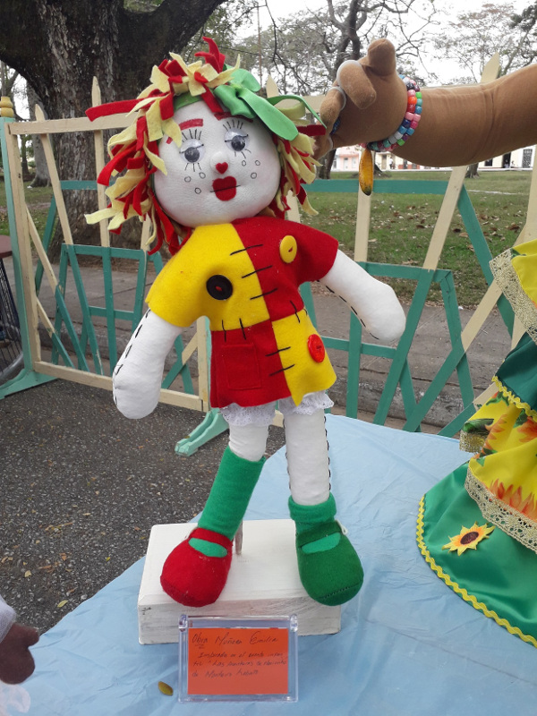 El Proyecto Carsueños que exhibe muñecos de trapo inspirados en personajes del imaginario brasileño. En su punto de venta se le ve con aguja y dedal para demostrar lo que se puede hacer con dignidad y manos propias.  