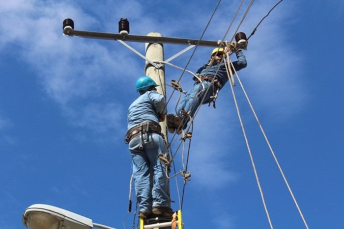 Para hacer frente a esta situación de emergencia, se han organizado 29 brigadas conformadas por linieros de diferentes provincias. Foto: Tomada de cubadebate.cu Más de 270 000 clientes de Unión Eléctrica afectados por lluvias