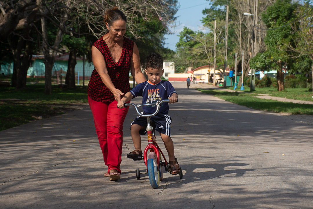 Con su abuela Alicia Logan encuentra el equilibrio.