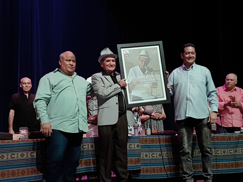Las máximas autoridades política y gubernamental de la provincia reconocieron de Sergio el desempeño durante dieciséis años como presidente de la Uneac en Camagüey. Culminó su mandato en abril de 2024.