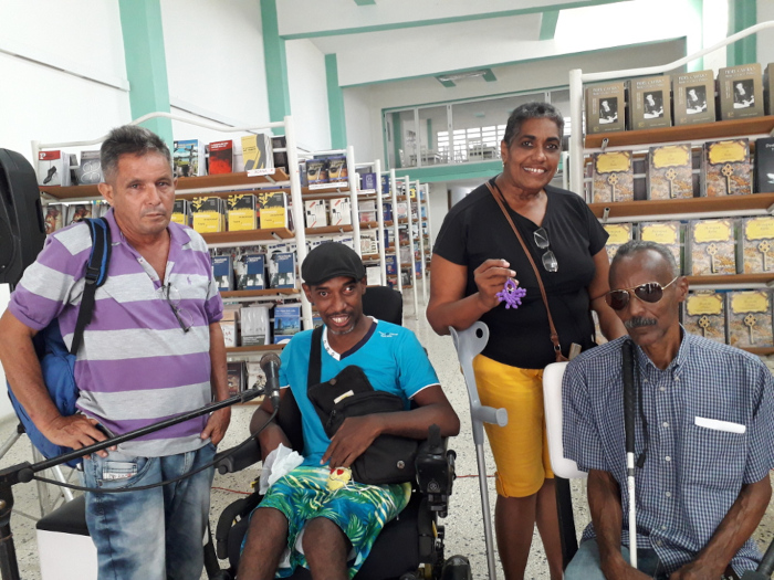 Jesús Zamora (de pulóver azul) junto a invitados y participantes en una de las peñas literarias que desarrolla en Camagüey.