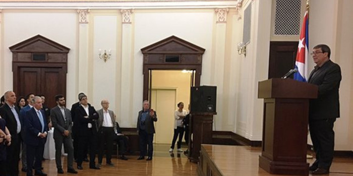 Canciller debate con compatriotas cu