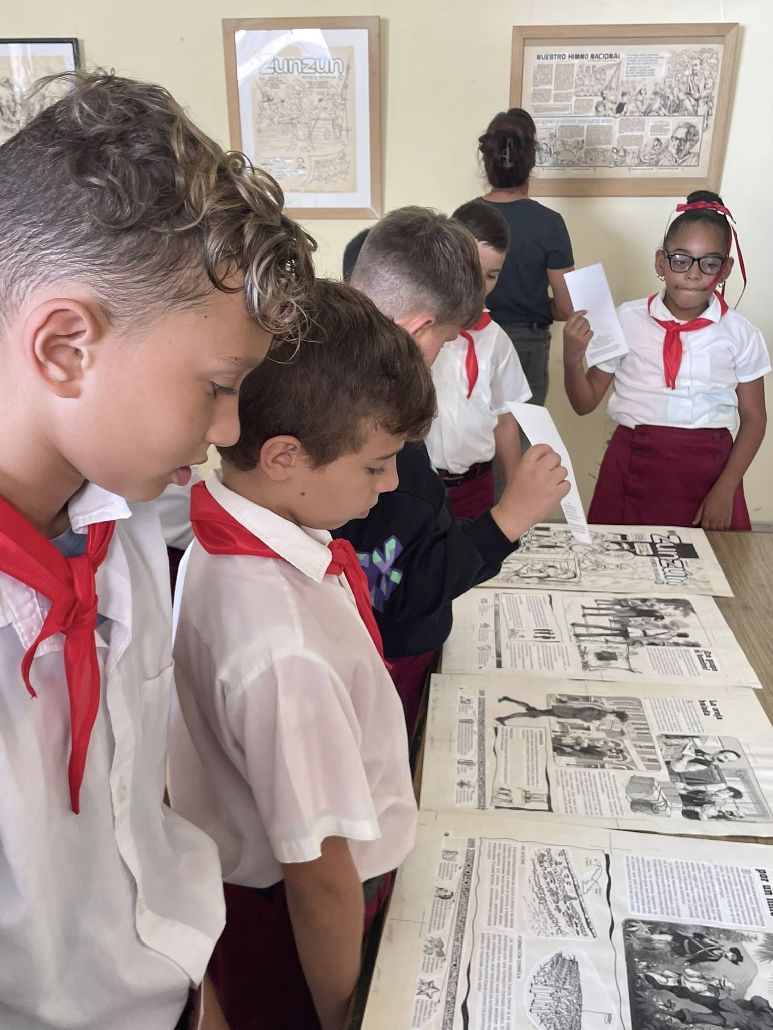 La apertura de la exposición “Zunzún: Arte y Cultura”, el 20 de octubre de 2025, contó con la solista Danay Fernández, el poeta Jesús Zamora y pioneros de las escuelas primarias José Luis Tasende y Conrado Benítez, de la ciudad de Camagüey.