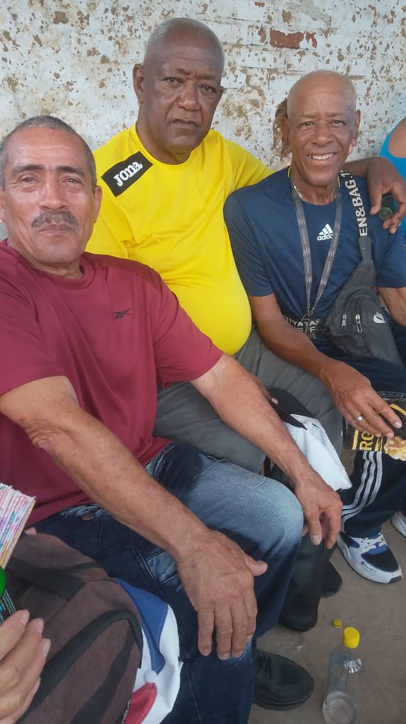 Glorias deportivas del fútbol con los equipos Granjeros, de Izquierda a derecha Reymundo Arzuaga, Hugo Madera, Roberto Regalado Varona.