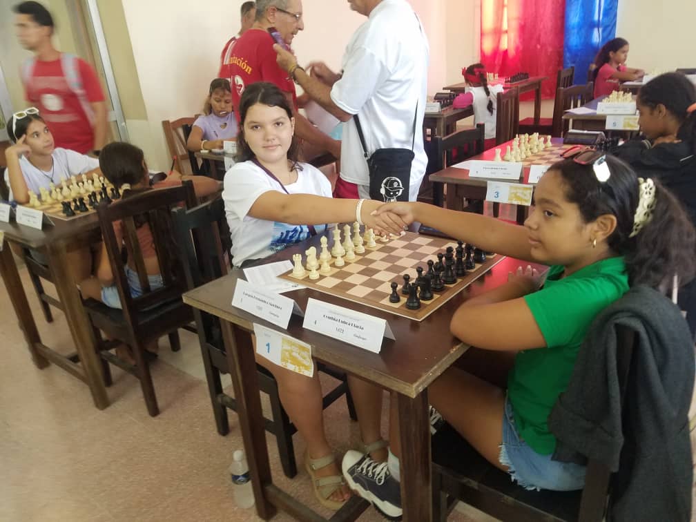 A la izquierda, Dayaris Fernández Martínez, oro en la modalidad clásica, plata en la Blitz y campeona pioneril por equipos.
