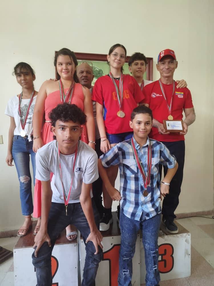 A la derecha, Felipe Herrera Benítez, múltiple campeón del ajedrez escolar. Foto grupo: De izquierda a derecha: Claudia, Dayaris, el entrenador George Díaz, Samira, Felipe y el entrenador Ernesto Hecheverría, el más destacado del evento pioneril; delante, Rubén y Leandro.