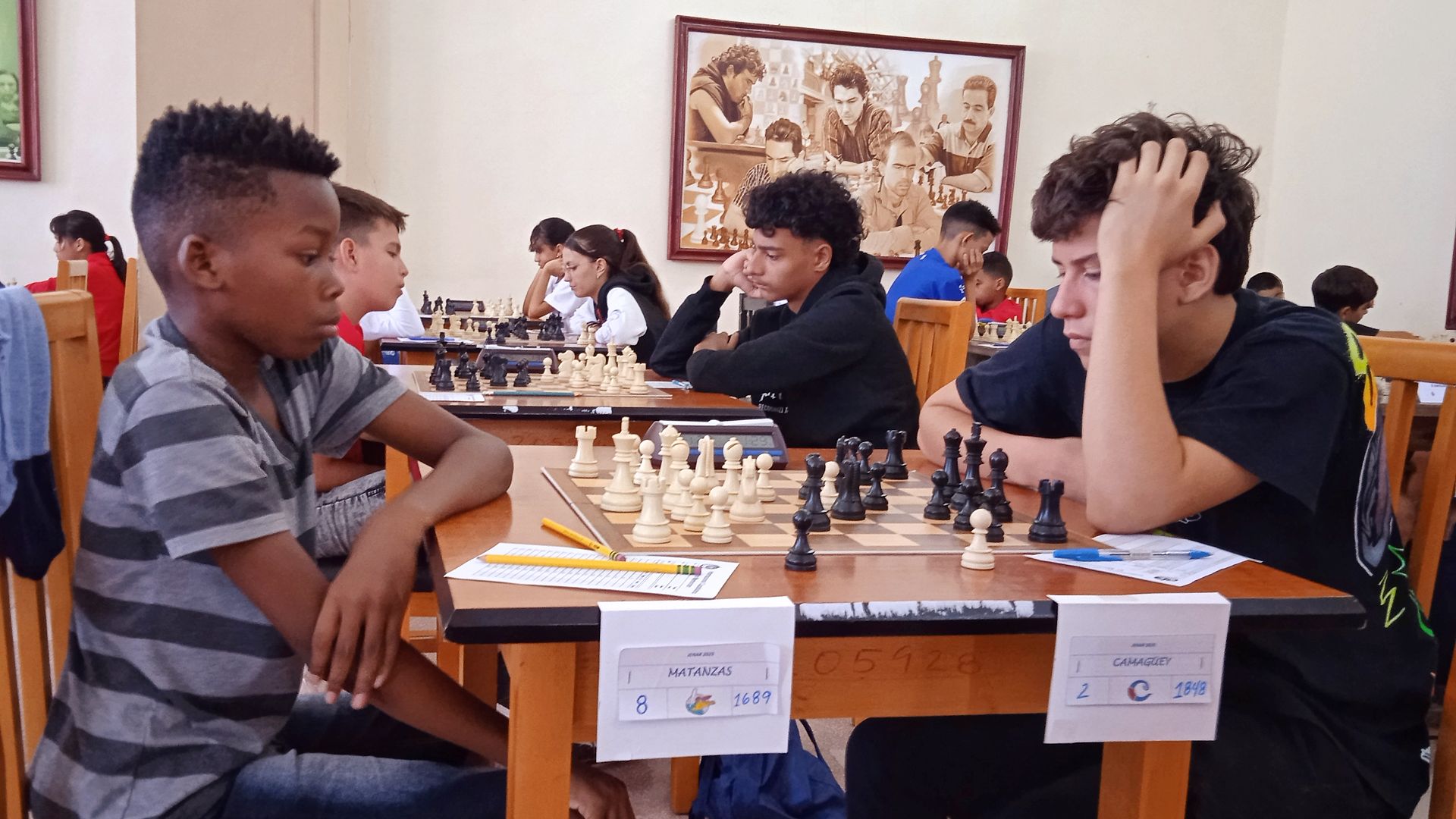 A la derecha, Felipe Herrera Benítez, múltiple campeón del ajedrez escolar.