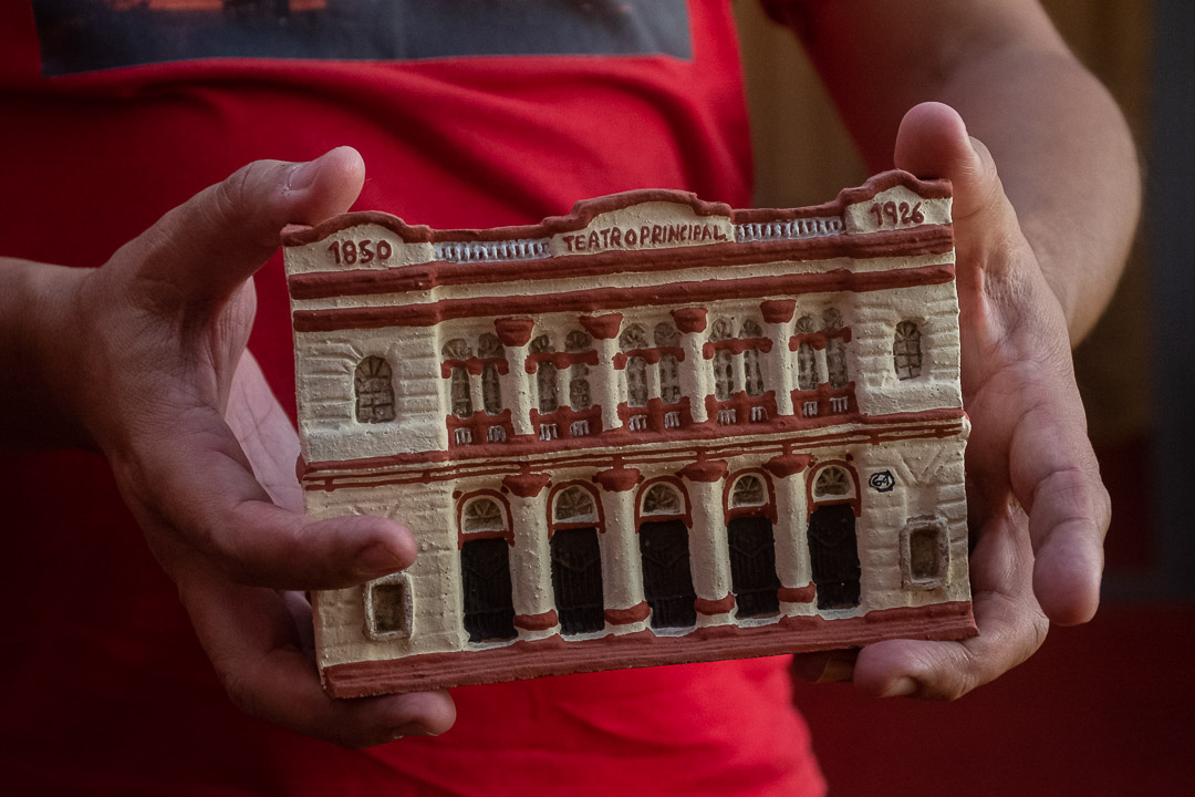 Réplica del Teatro Principal, una iniciativa de reconocimiento que otorga desde el 2007, y que realiza el artesano Yuri Nieves.