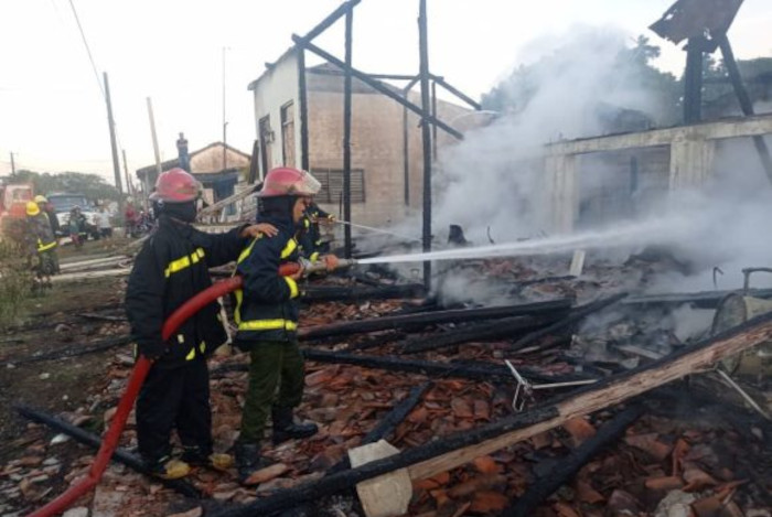 Incendio afecta viviendas en Placetas, Villa Clara
