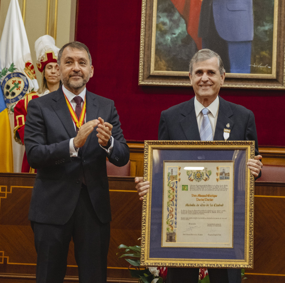 Medalla de oro al merito cultural de santa cruz entregada por el alcalde Bermúezdez 2024