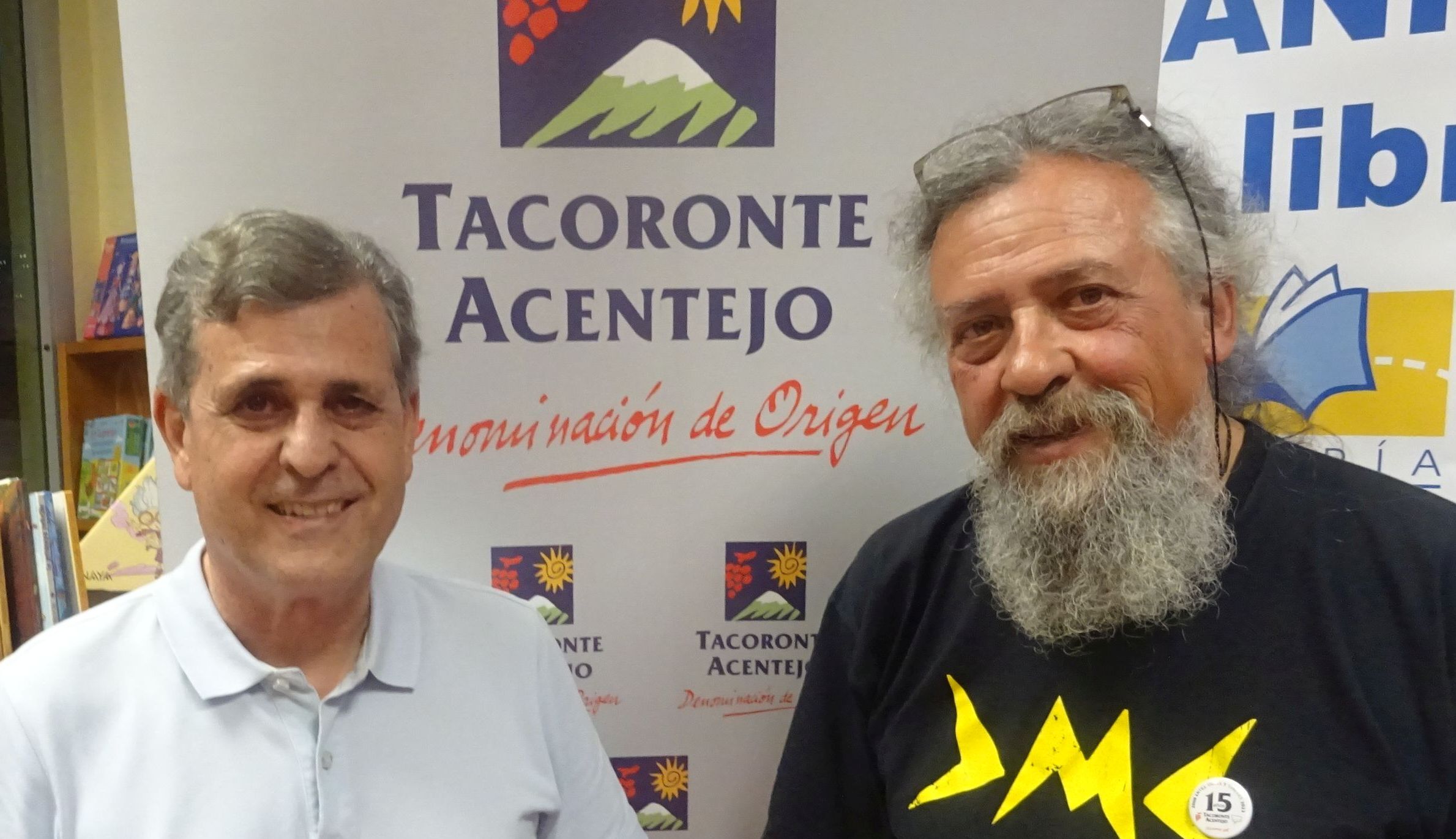 Mesa redonda con max en la libreria lemus 2023