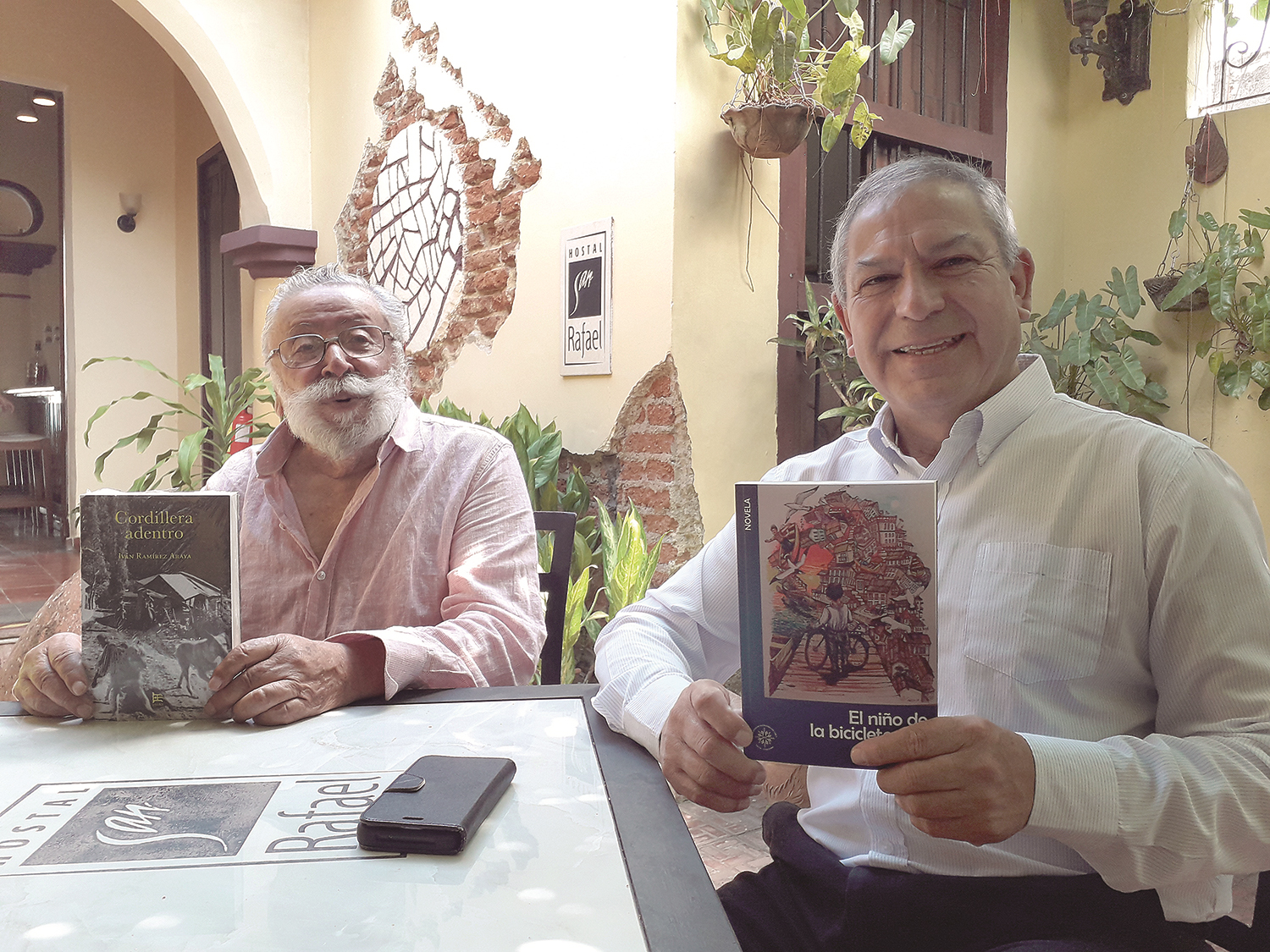 En abril de 2022, Luis E. Aguilera y su coterráneo Iván Ramírez.