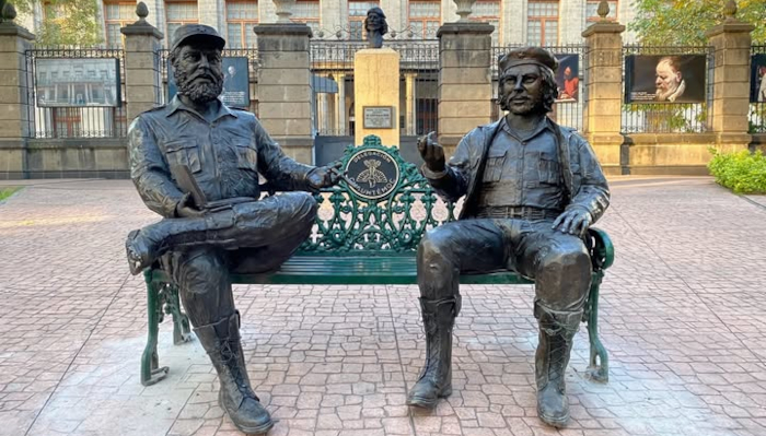 e estatuas de Che y Fidel Castro