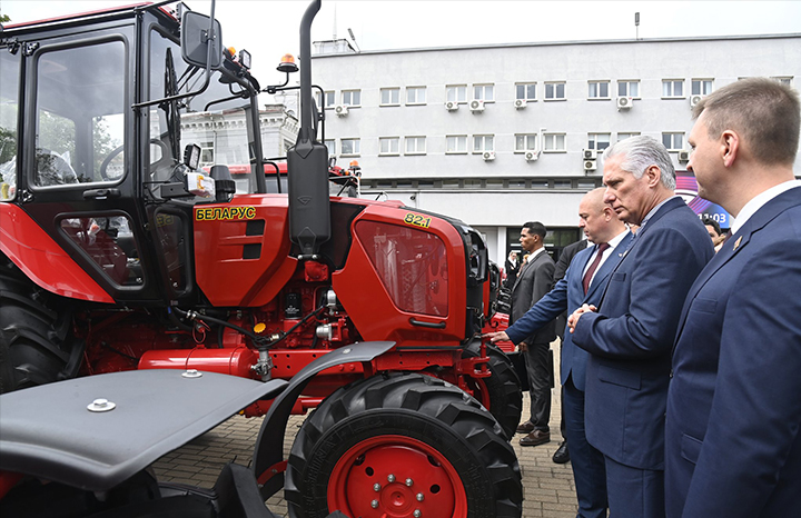 Presidente cubano visita entidad de maquinarias agrícolas en Belarús