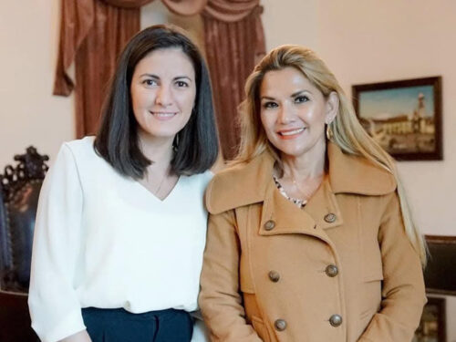 Con foto incluida junto a la exgobernante de facto Jeanine Áñez, la televisora sudamericana vinculó a Payá con graves violaciones de derechos humanos cometidas en Bolivia. Foto: Tomada de prensa-latina.cu Agente anticubana disfrazada de "o