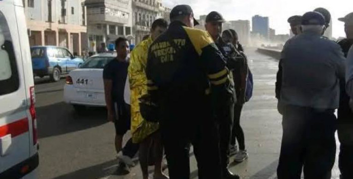 Intensa búsqueda de joven arrastrado por olas en el Malecón