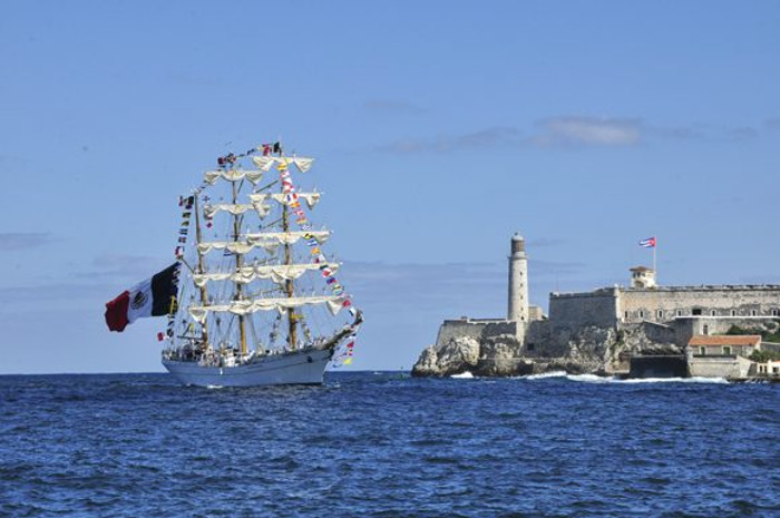El buque escuela Cuauhtémoc, de la Armada de México, arribando a la rada habanera el 18 de abril último. Foto: Roberto Garaycoa Martínez/ cubadebate.cu Retornan a México tripulantes de buque escuela tras accidente en EEUU